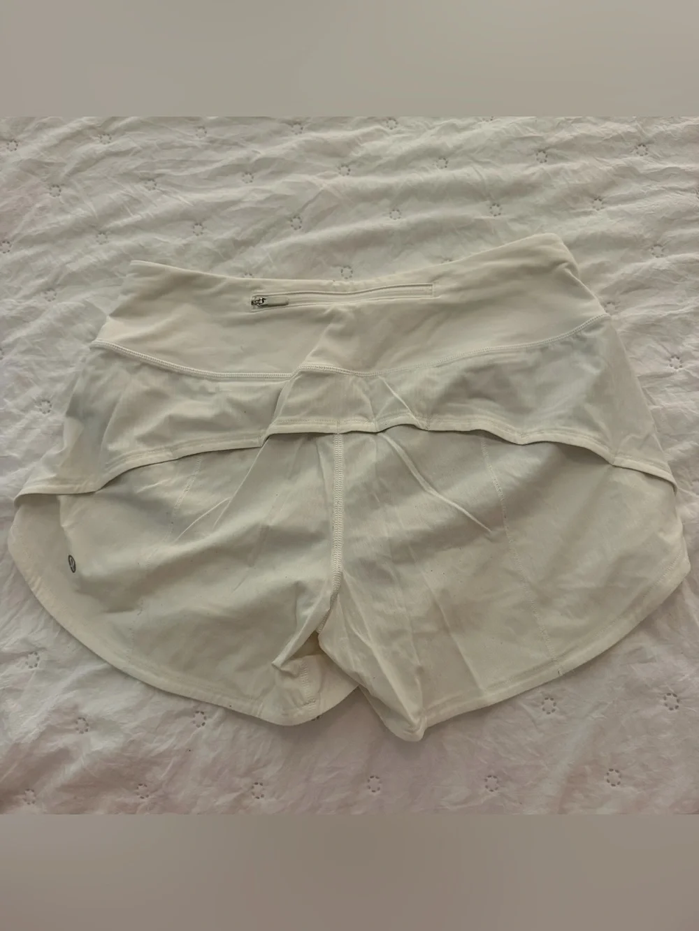 Lululemon speed-up mid-rise white shorts. size 4